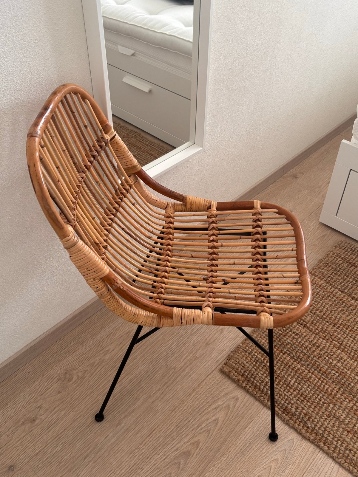 Rotan stoel met metalen poten, Huis en Inrichting, Stoelen, Ophalen, Gebruikt, Bruin, Riet of Rotan