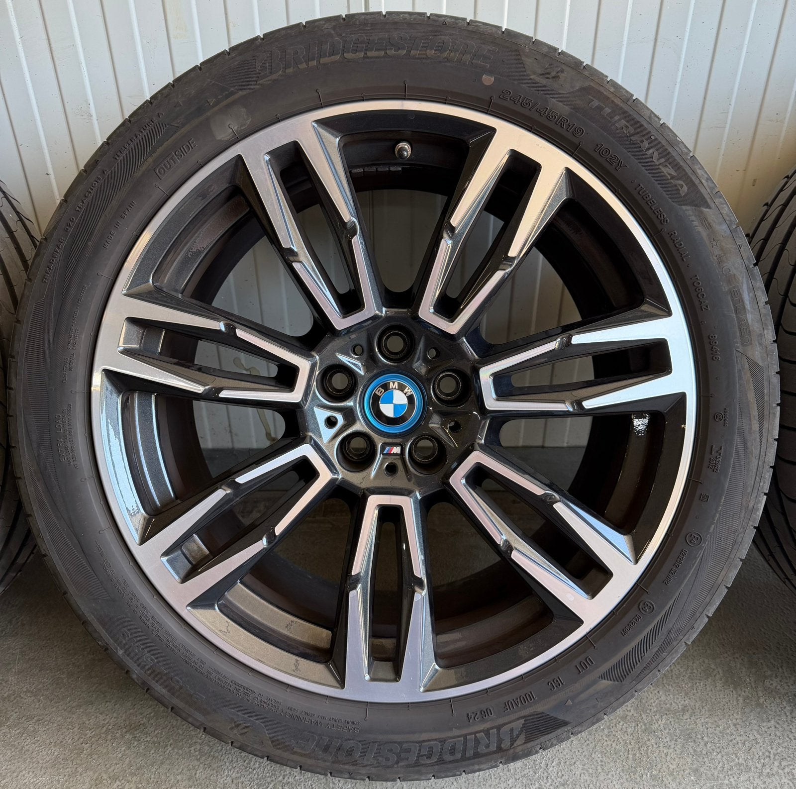 BMW 5 serie i5 935M 19 inch velgen zomerbanden G60 G61, Auto-onderdelen, Banden en Velgen, Ophalen, BMW, Info@bmw.nl, Postbus 5808, 2280 HV Rijswijk