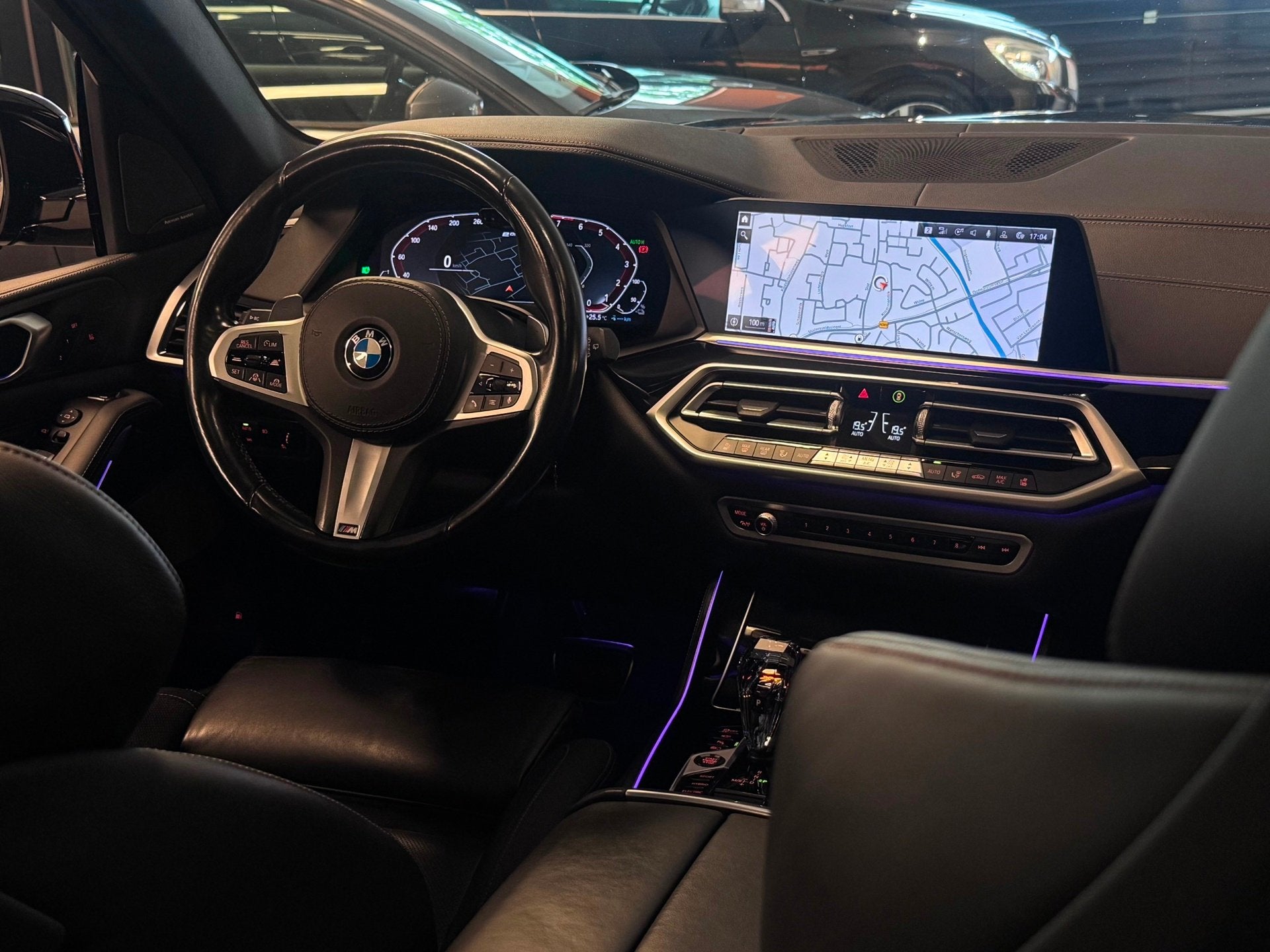 BMW X5 XDrive45e M SPORT 394 PK |M KUIPSTOELEN|SWAROVSKI|360, Gebruikt, 394 pk, Met garantie (alle), Zwart