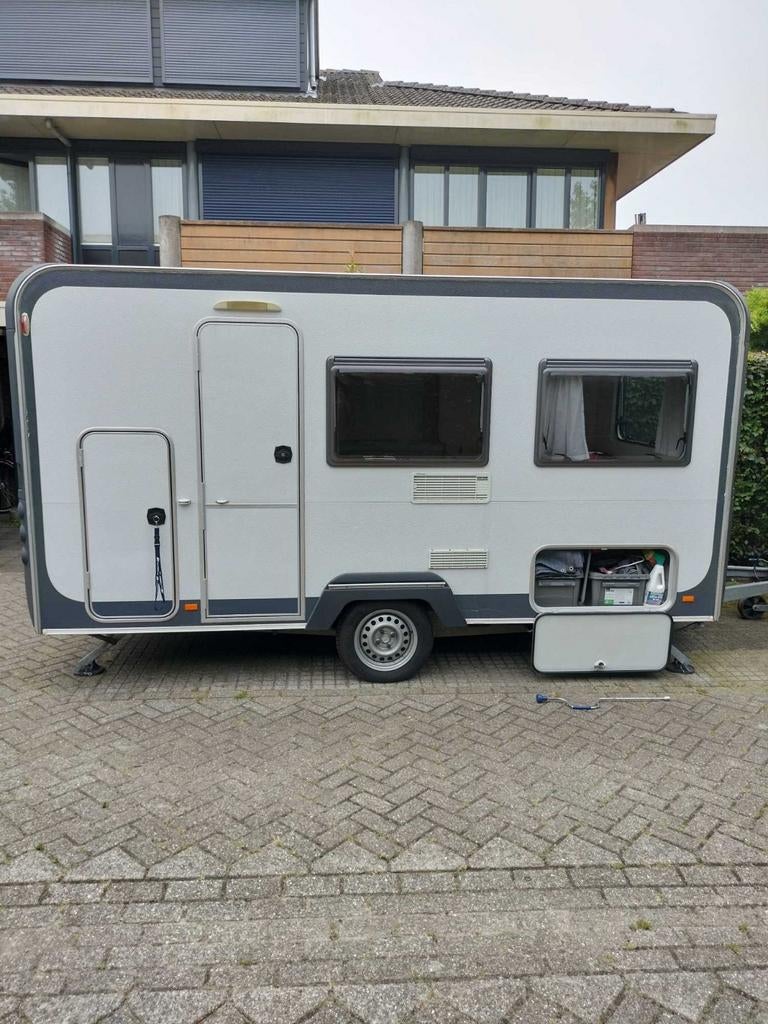 Knaus Deseo - Compacte en comfortabele caravan, Caravans en Kamperen, Caravans, Vast bed, Koelkast, 750 - 1000 kg, Particulier