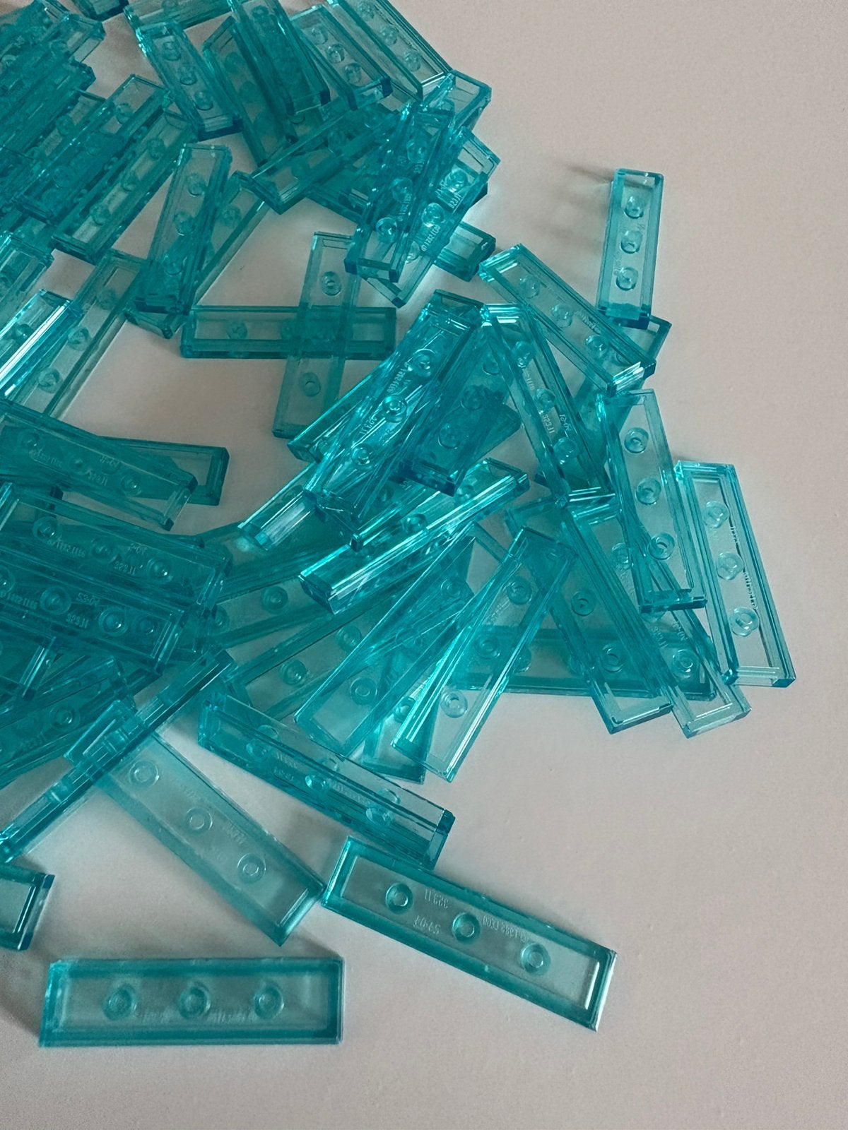 Lego tegel transparant lichtblauw 1x4 - 100 stuks - Nieuw, Lego, Nieuw, Ophalen of Verzenden, Compleet