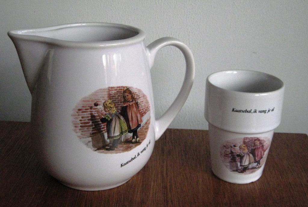 Schenkkan voor sap, water etc. met een beker, Huis en Inrichting, Keuken | Servies, Gebruikt, Keramiek, Overige typen, Ophalen of Verzenden