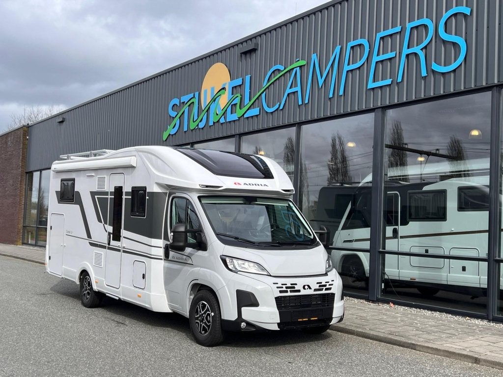 Adria Coral 670 DL AUTOMAAT/180PK, Caravans en Kamperen, Campers, Automaat, Ringverwarming, Fiat, Bedrijf