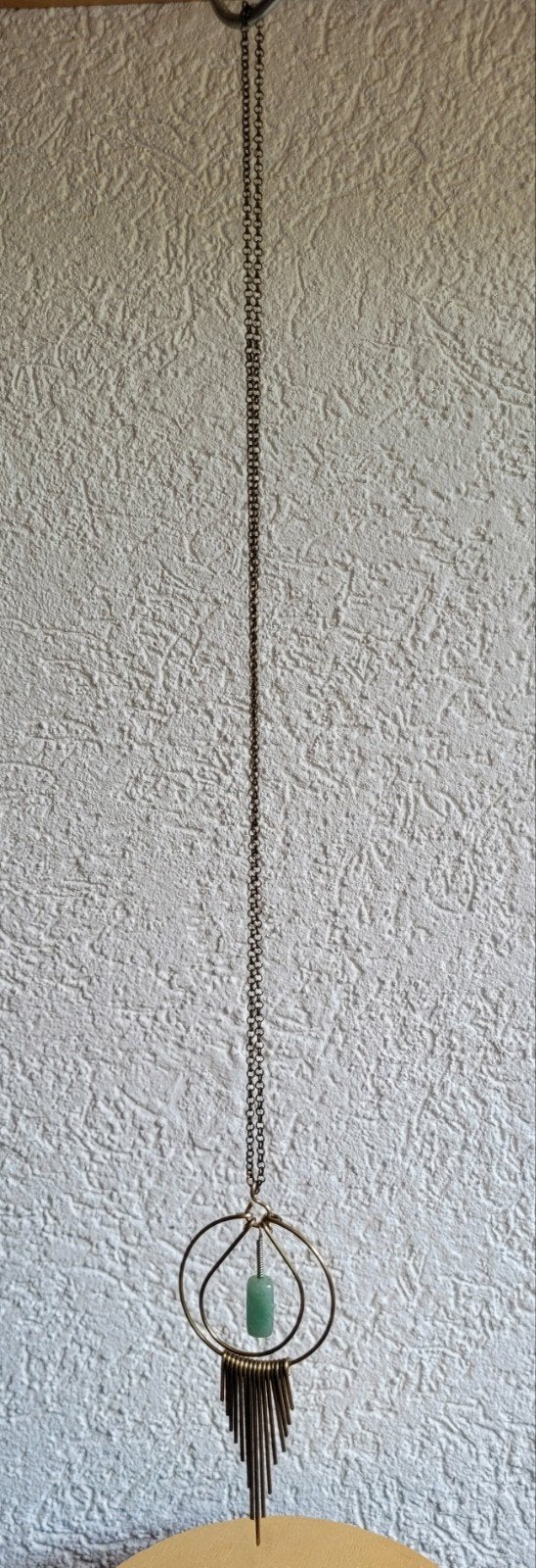 Unieke ketting met groene edelsteen en messing details, Overige materialen, Ophalen of Verzenden, Zo goed als nieuw, Met edelsteen