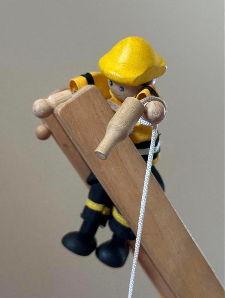 Houten brandweerauto met ladder en brandweermannen, Ophalen, Gebruikt, Duw- of Trekspeelgoed