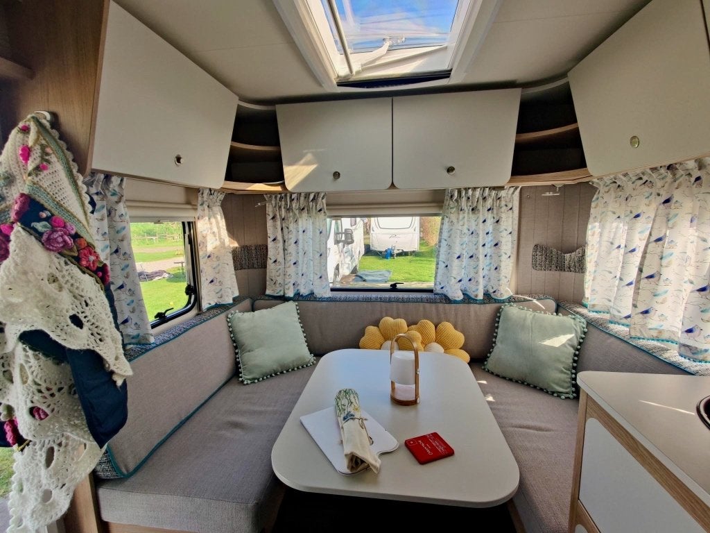 Dethleffs Aero 470 FR 2023 | E&P |Airco| Mover | 1e eigenaar, Omvormbare zithoek, Rondzit, Kachel, Particulier