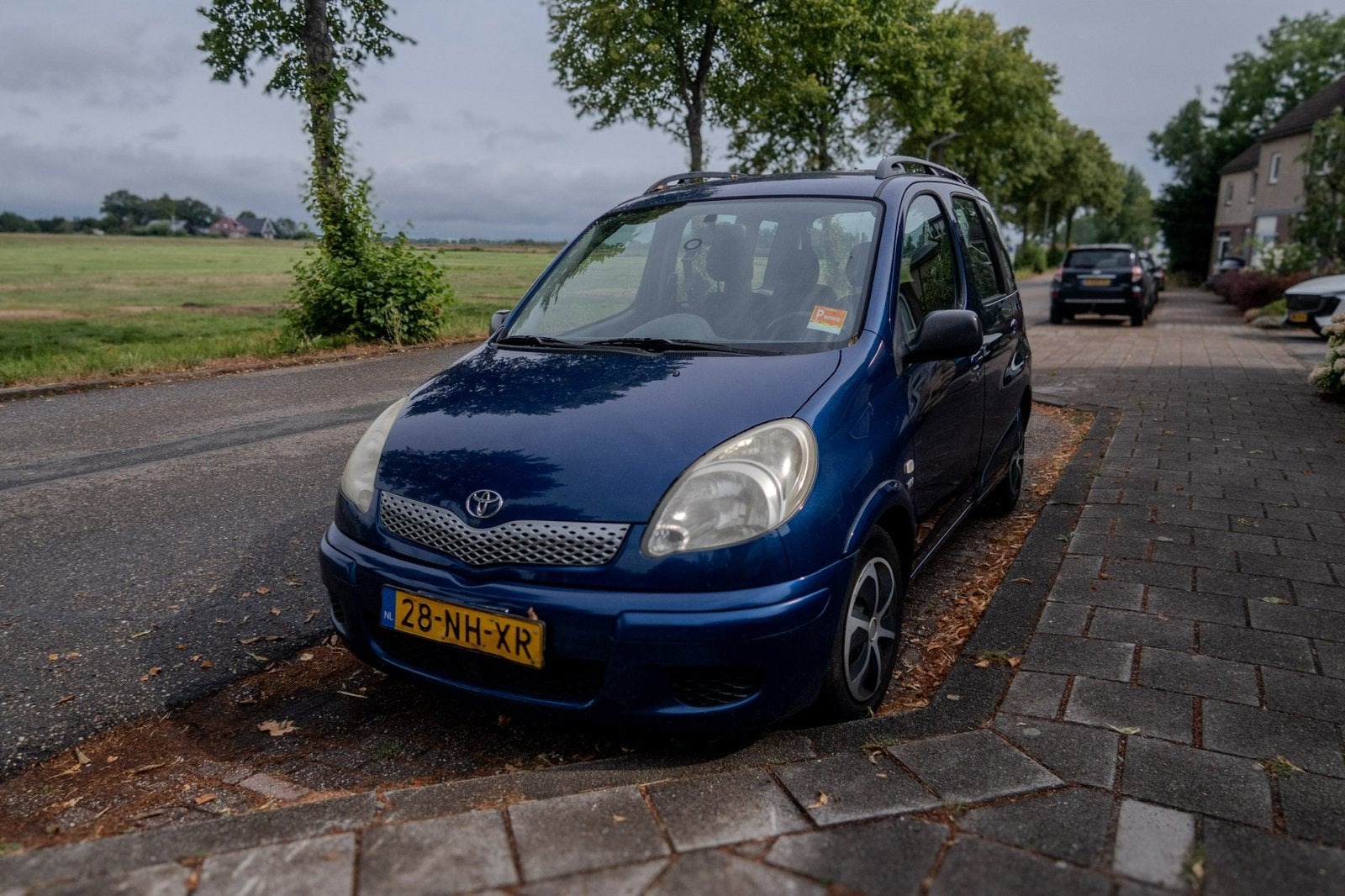 Toyota Yaris Verso 1.3 16V Vvti Linea SOL AUT 2003 Blauw, 1299 cc, Stof, 40 €/maand, Zwart