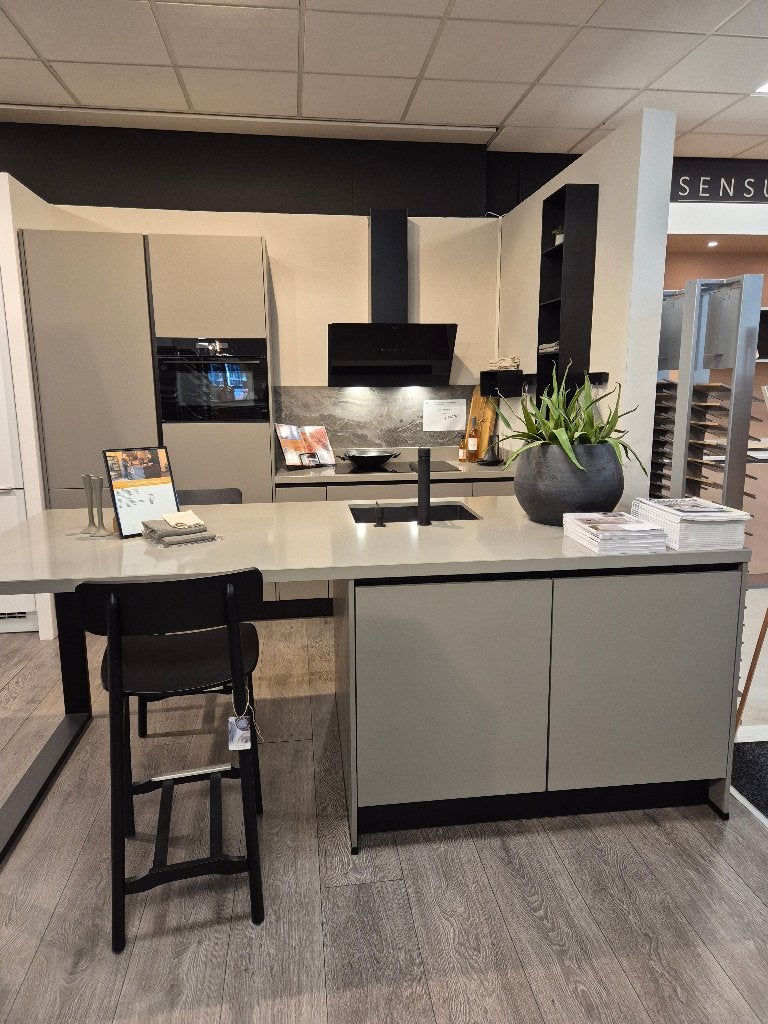 Mooie showroomkeuken taupe met mat zwart, Ophalen, Overige kleuren, Dubbelwandige keuken, Zo goed als nieuw