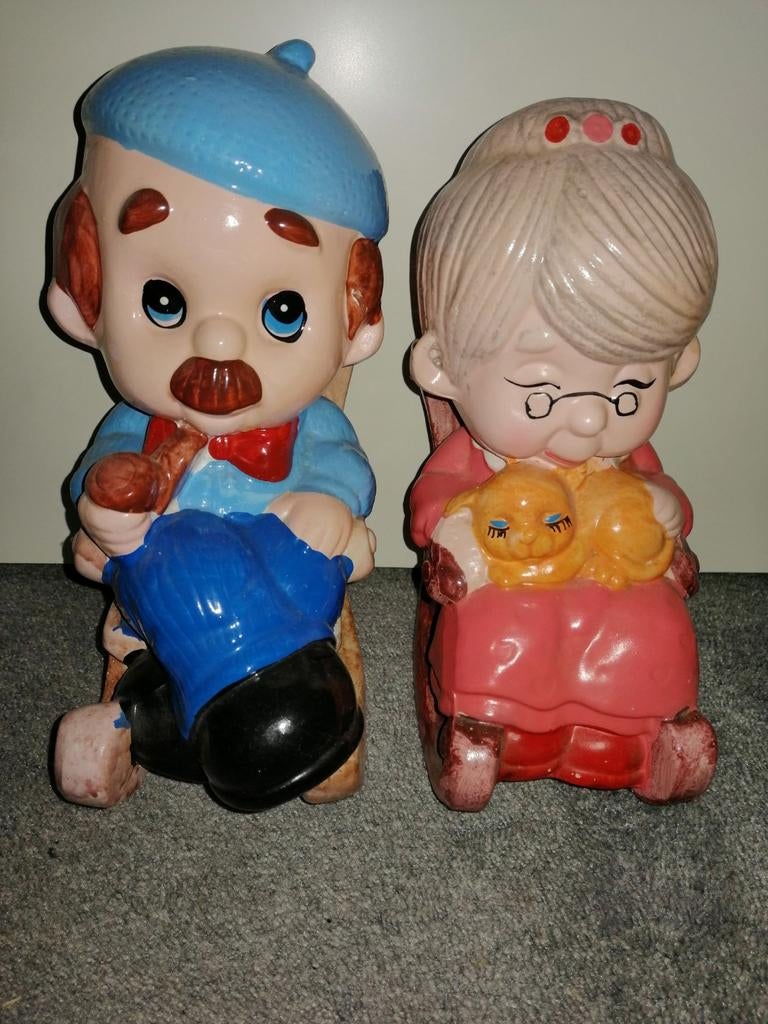 2 grote opa en oma in een schommelstoel spaarpotten., Ophalen of Verzenden, Metaal of Blik, Overige thema's