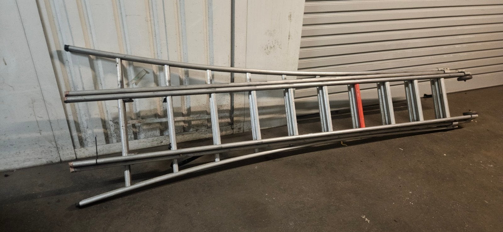 Uitschuifbare aluminium ladder met wielen, Gebruikt, Ophalen of Verzenden, Ladder, Opvouwbaar of Inschuifbaar