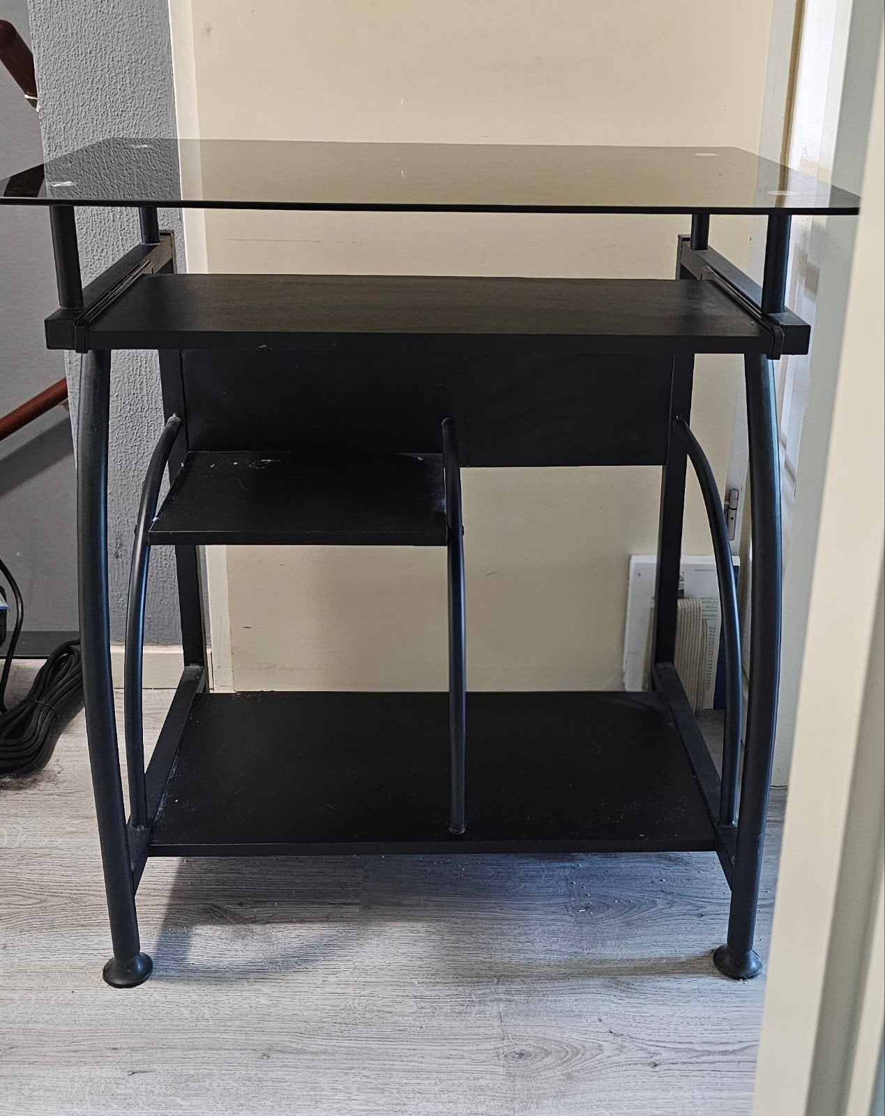 Zwart compact bureau, Huis en Inrichting, Bureaus, Zo goed als nieuw, Computerbureau, Glas, Zwart, Ophalen