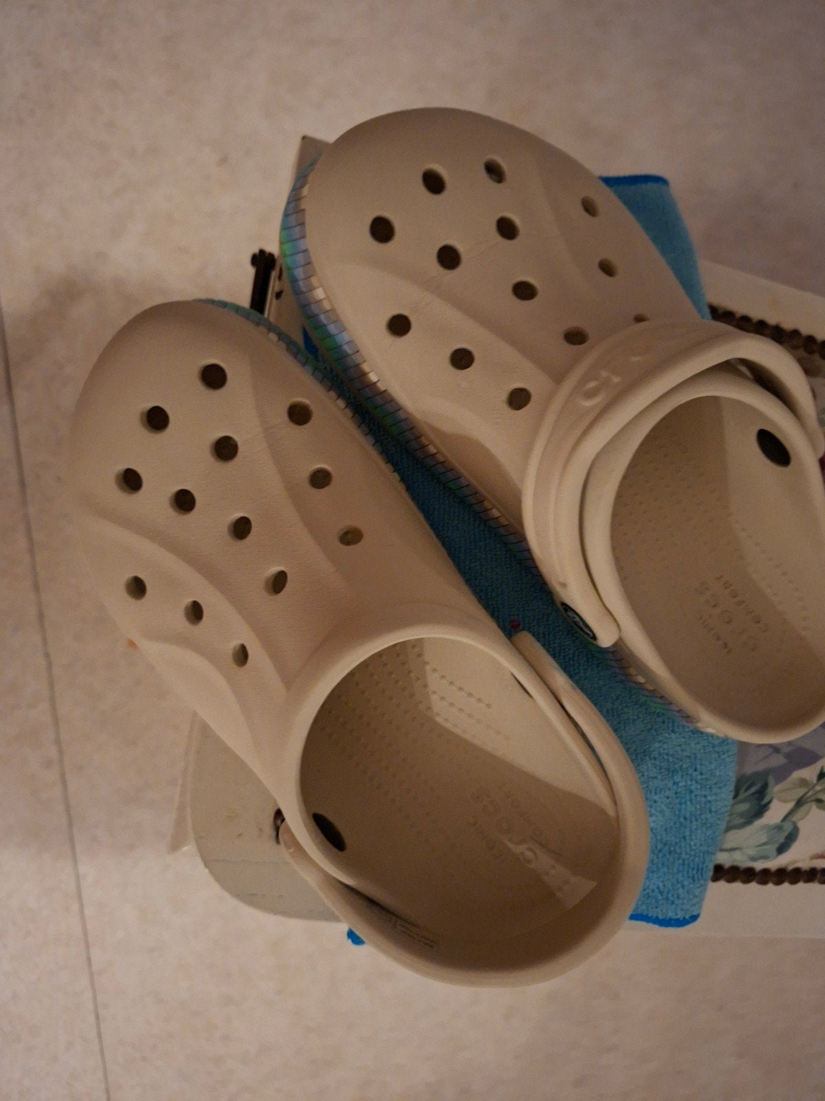 Crocs Klompen Beige met Regenboogdetail - Maat 39, Kleding | Dames, Slippers, Beige, Ophalen of Verzenden, Zo goed als nieuw