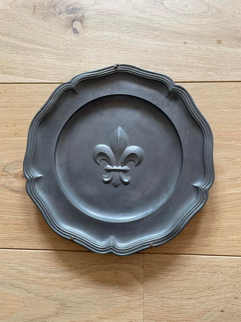 Decoratief Tinnen Bord met Franse Lelie (Fleur-de-lis), Antiek en Kunst, Ophalen of Verzenden