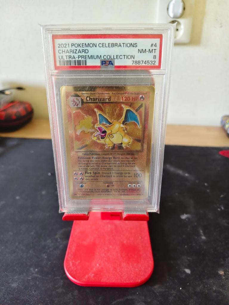 Charizard 4/102 Ultra Premium Collection PSA 8 Graded, Ophalen of Verzenden, Zo goed als nieuw, Meerdere kaarten, Foil