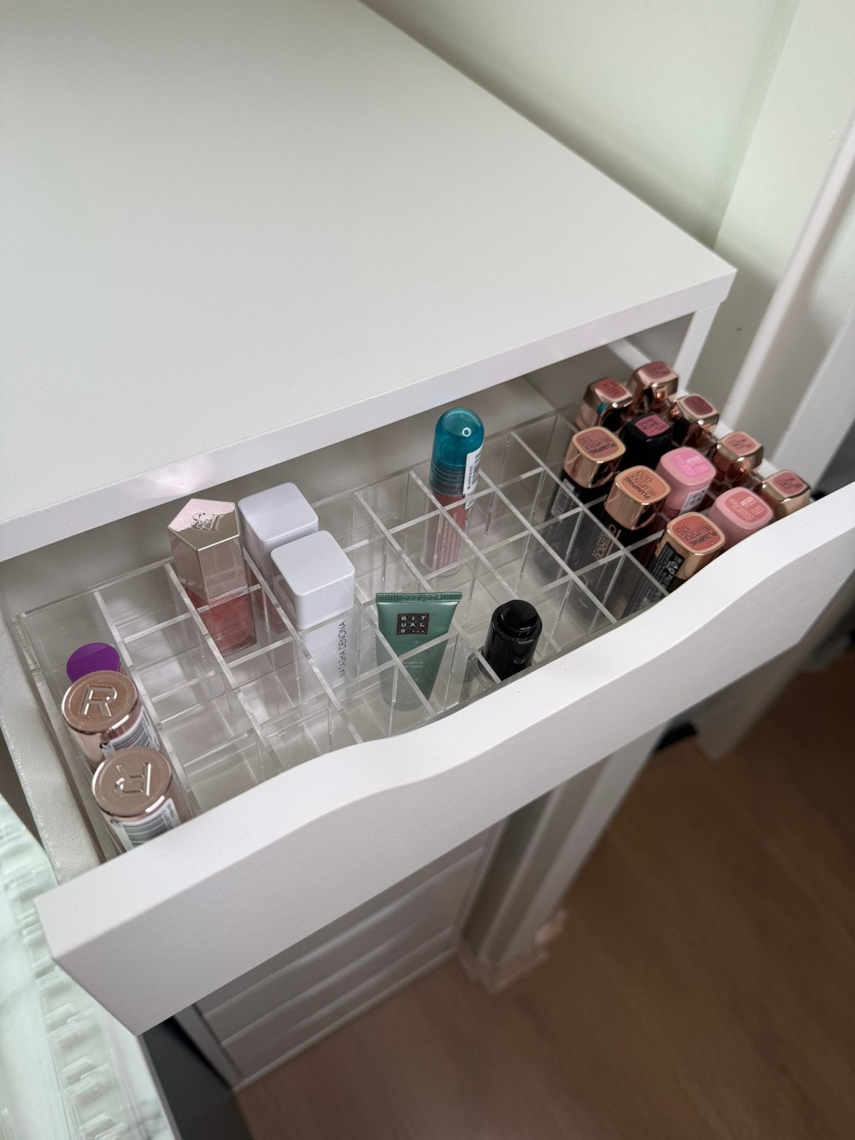 Mooie lipstick / lipgloss make-up organizer TidyUps, Verzenden, Zo goed als nieuw, Gehele gezicht, Toebehoren