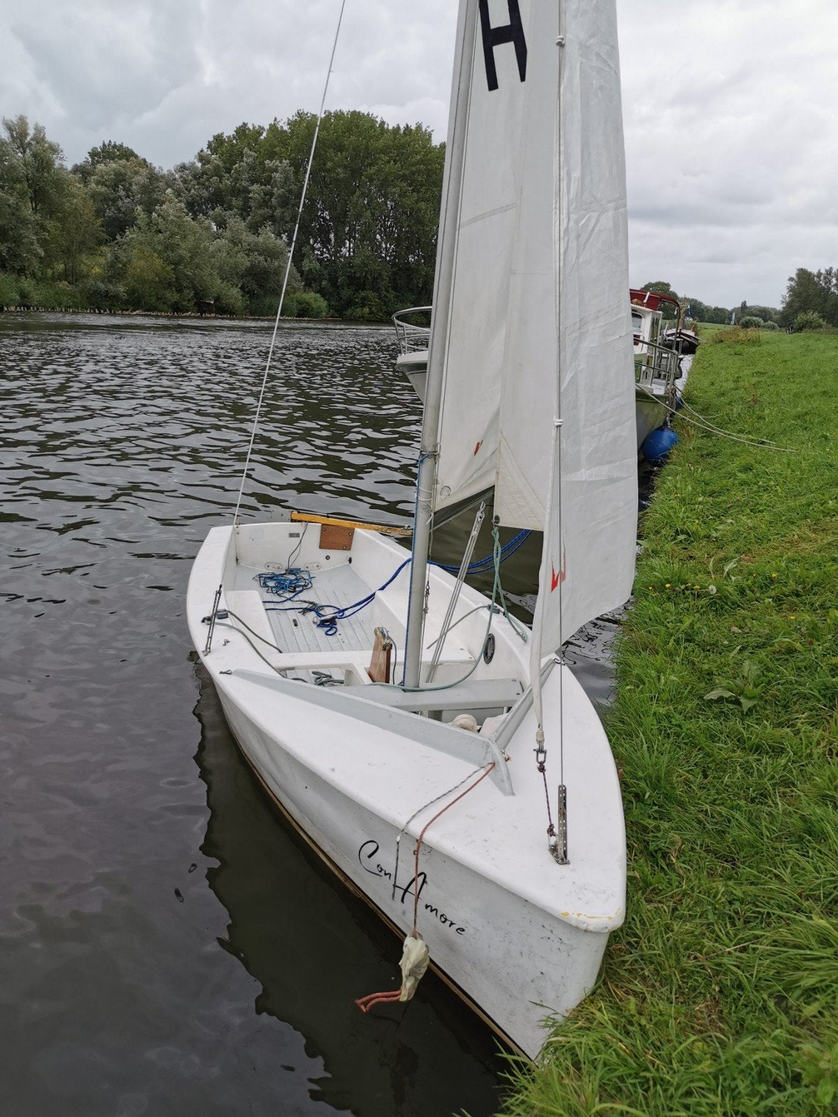 Stabiele zeilboot zoekt handige klusser - snel ophalen!, Watersport en Boten, Open zeilboten, Ophalen, Gebruikt, Grootzeil