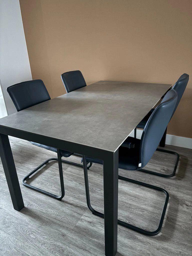 Bert Plantagie – eetkamertafel ‘Pedro’ (grijs keramiek), Huis en Inrichting, Tafels | Eettafels, Ophalen, Overige materialen, 50 tot 100 cm