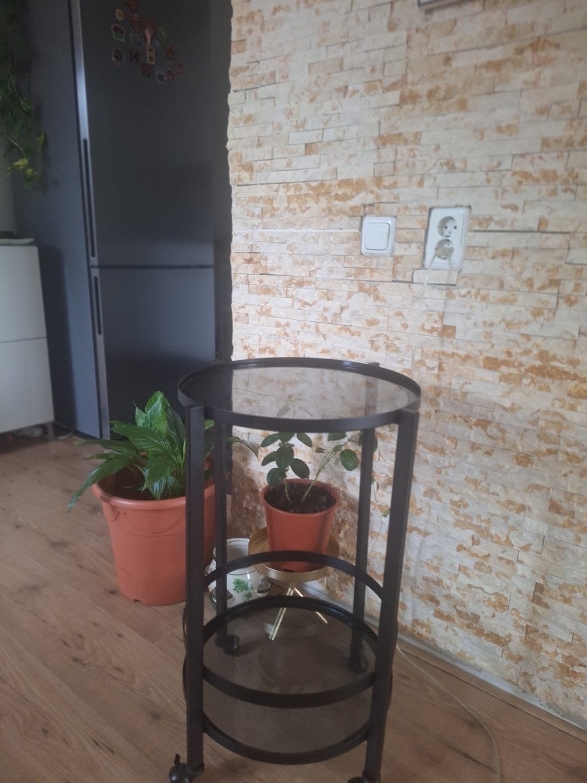 Metalen bijzettafel met glazen bladen, Huis en Inrichting, Tafels | Bijzettafels, Ophalen, Minder dan 55 cm, Gebruikt, Metaal of Aluminium