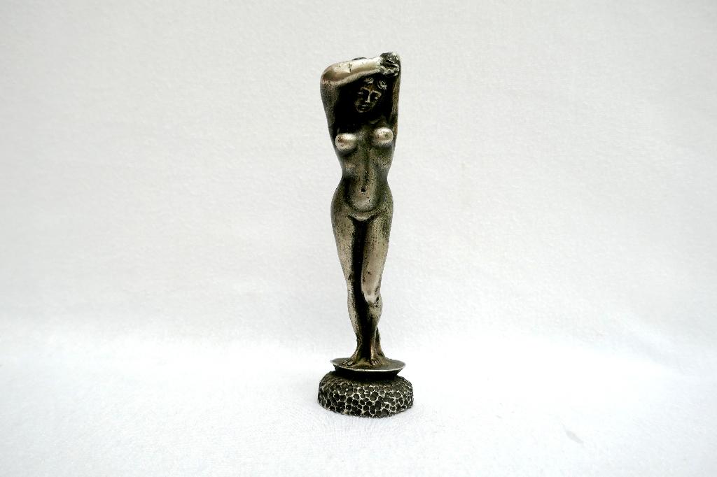 beeldje van een vrouw - tin - phetro, Antiek en Kunst, Kunst | Beelden en Houtsnijwerken, Minder dan 20 cm, Art deco, Ophalen of Verzenden