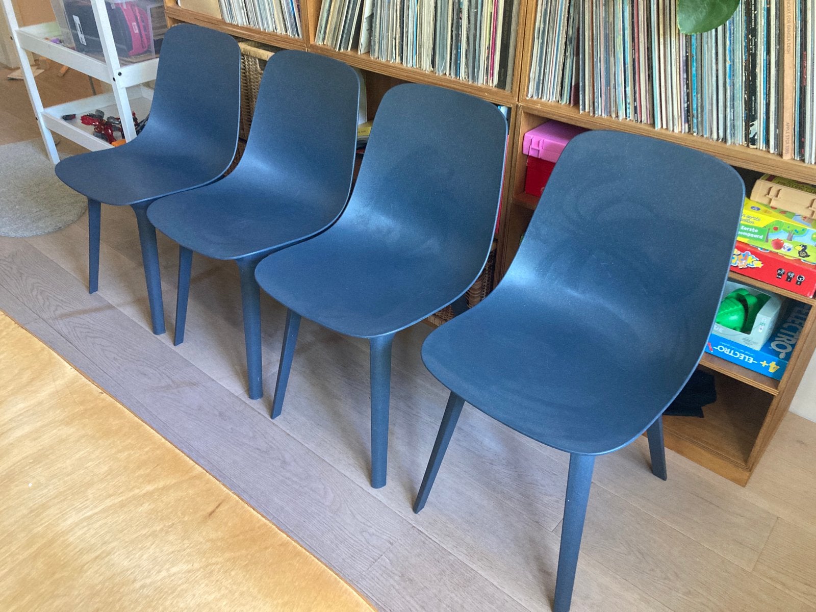 Set van 4 donkerblauwe IKEA Odger stoelen in goede staat, Huis en Inrichting, Stoelen, Ophalen, Kunststof, Gebruikt, Blauw