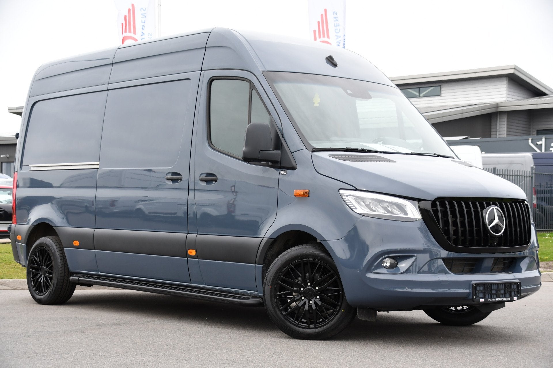 Foto 5 van Mercedes-Benz Sprinter 315 1.9 CDI L2H2 AMG Edition Adaptiev