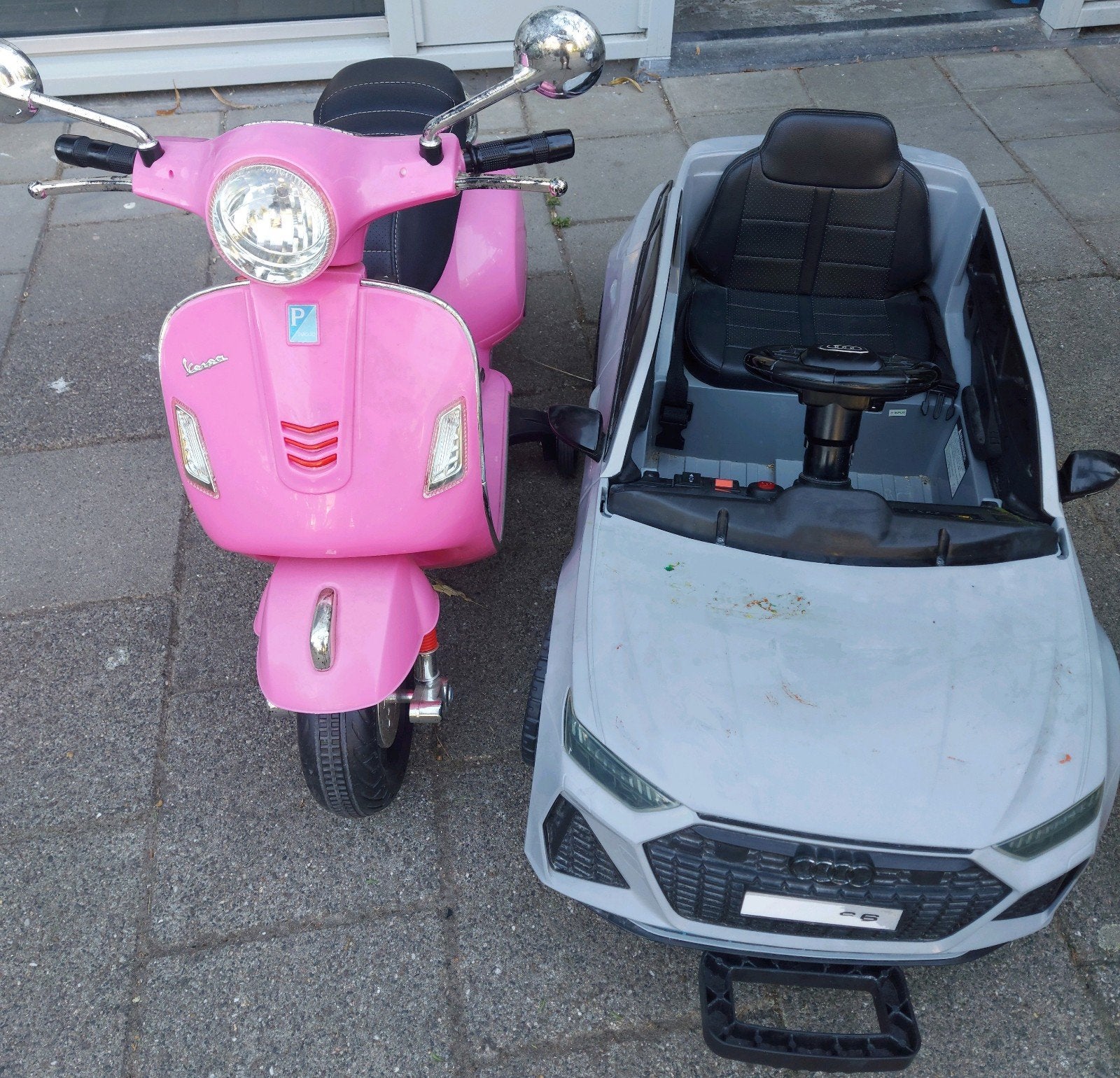 2x Elektrische kindervoertuigen defect (Vespa + Audi), Ophalen, Gebruikt