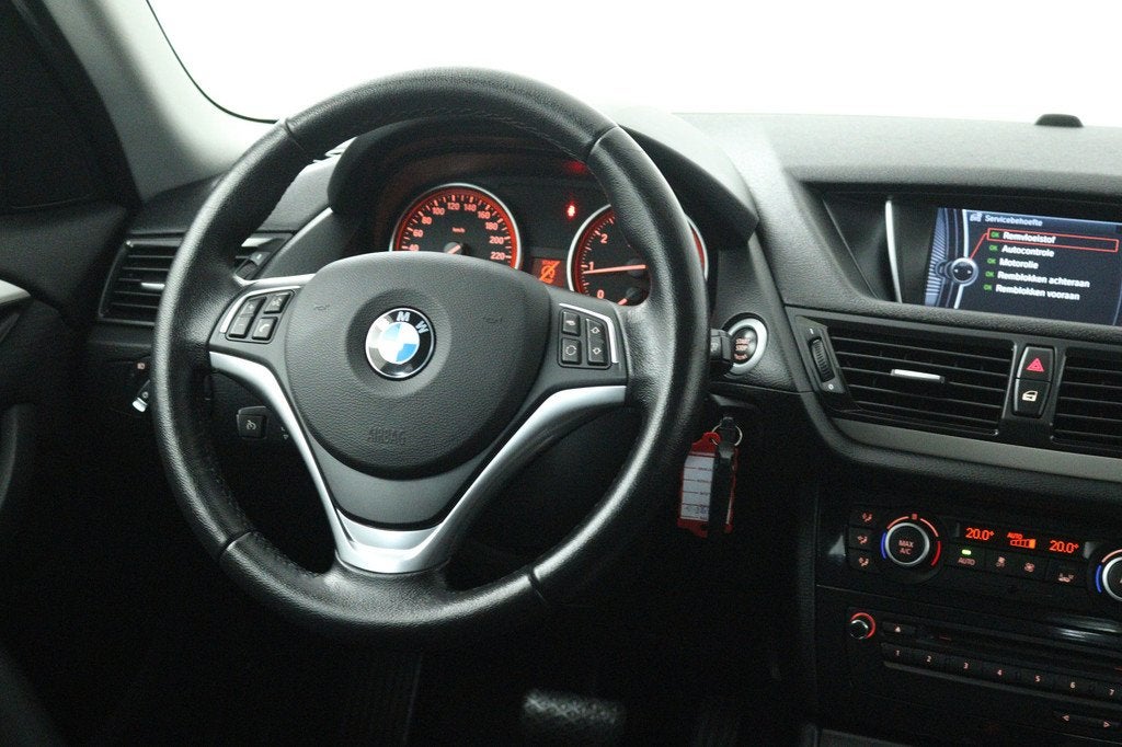 BMW X1 SDrive20i Executive (TREKHAAK, PARKEERSENSOREN, NAVIG, 4 cilinders, Blauw, 184 pk, SUV of Terreinwagen
