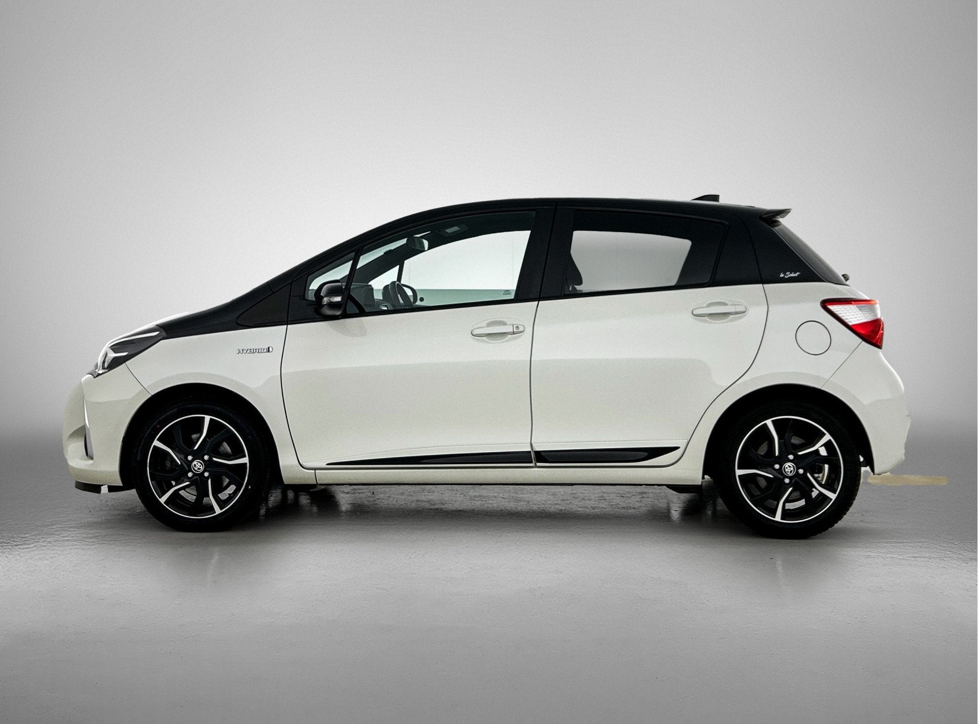 Toyota Yaris 1.5 Hybrid Bi-Tone | Carplay | Camera | 16" LMV, 12 maanden, Gebruikt, 4 cilinders, Wit