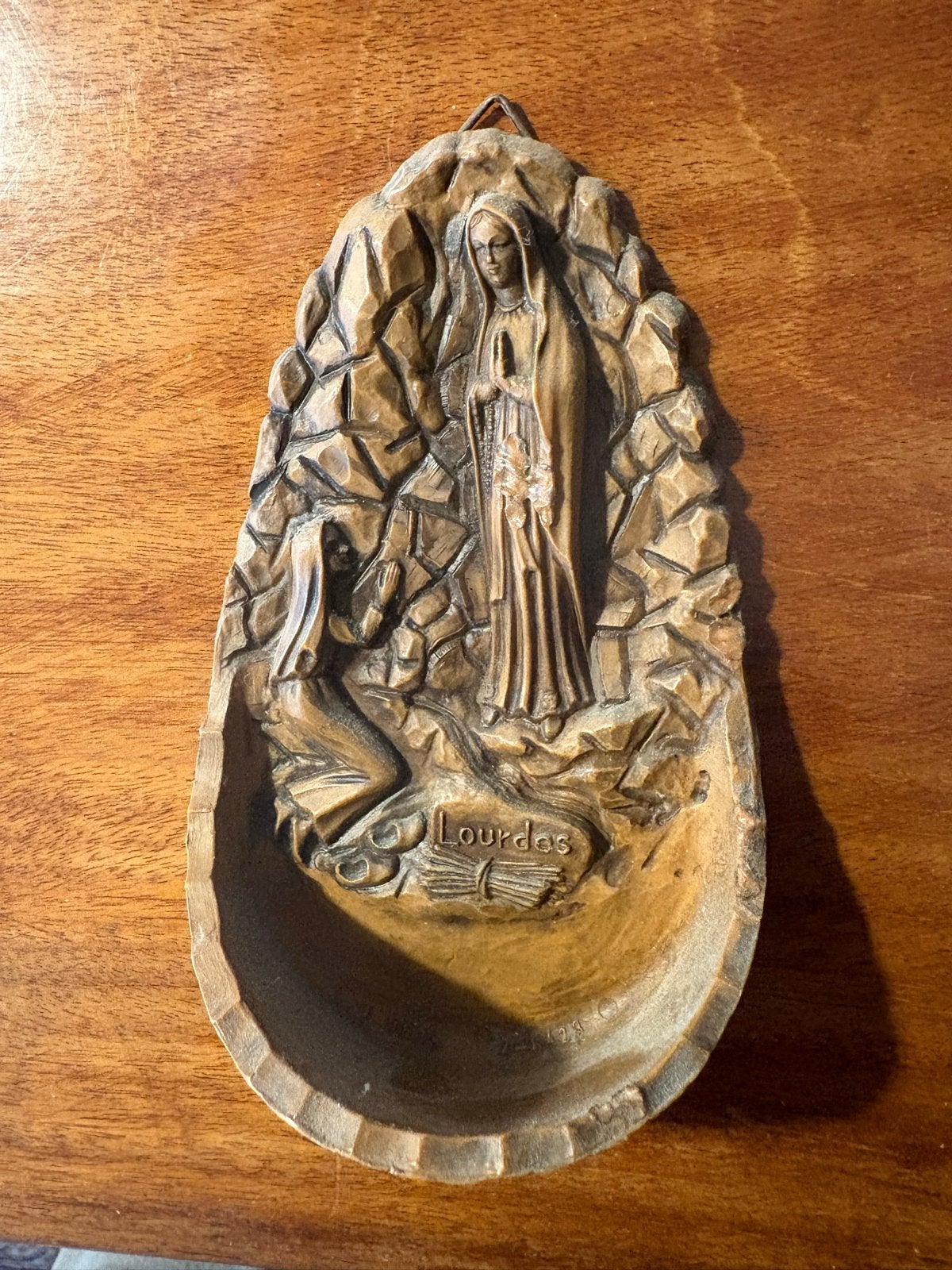 Wijwatervat Lourdes in houtsnijwerk, Antiek en Kunst, Houtsnijwerk, Ophalen of Verzenden, Handgemaakt, 20 - 50 cm