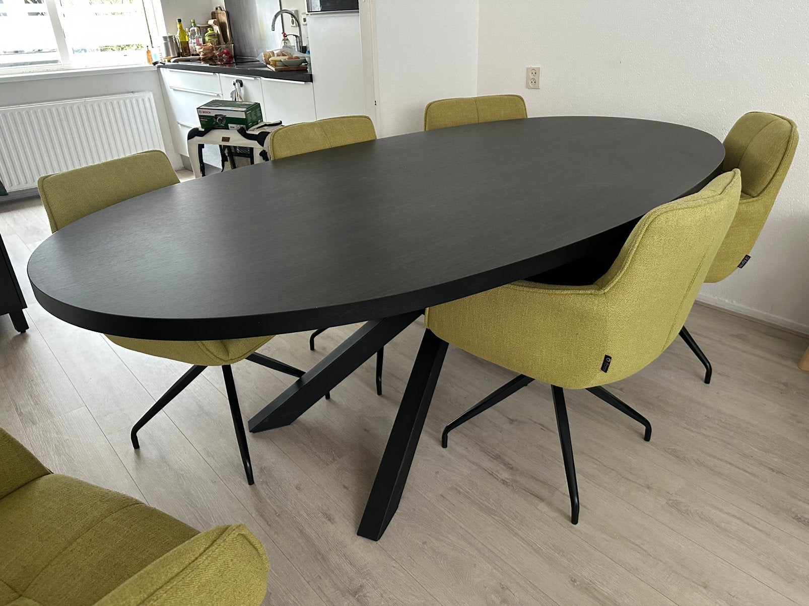 Zwarte ovale tafel met luxe eetstoelen van O Form, Ophalen, 100 tot 150 cm, Zo goed als nieuw, 150 tot 200 cm
