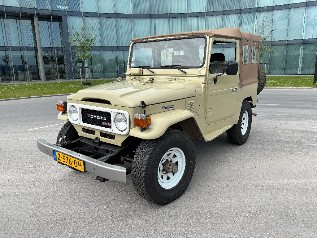 Toyota Land Cruiser 1979 BJ40 cabriolet, Auto's, Oldtimers, 2977 cc, Zwart, Cabriolet, Beige