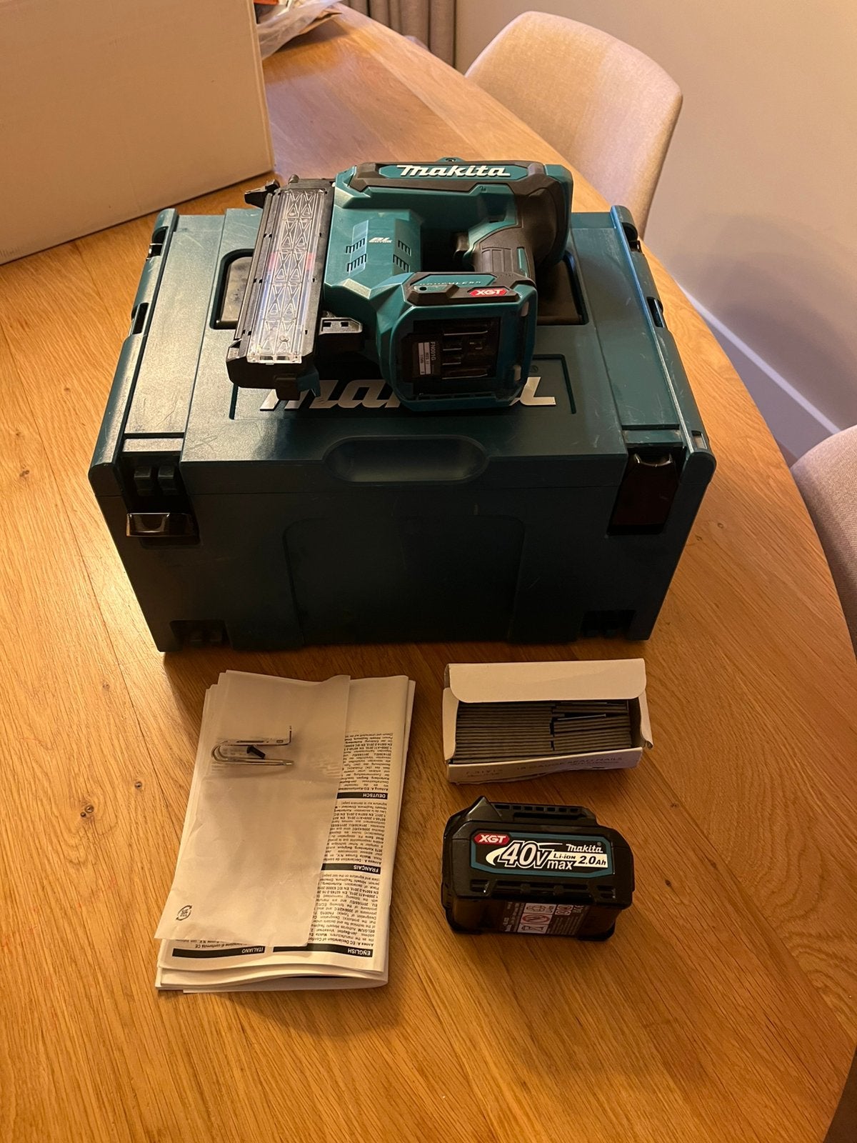 Makita FN001GZ Tacker 40v incl. Mbox en accu  nieuwstaat, Ophalen of Verzenden, Zo goed als nieuw
