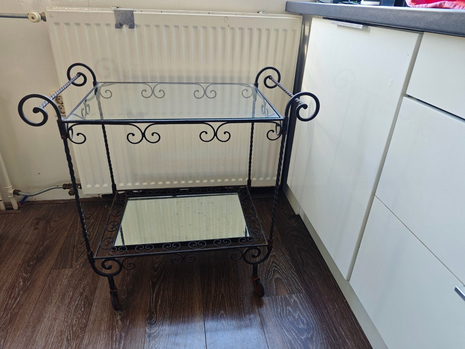 Vintage bijzettafel/serveerwagen met glas en spiegel, Ophalen, Minder dan 55 cm, Gebruikt, Metaal of Aluminium