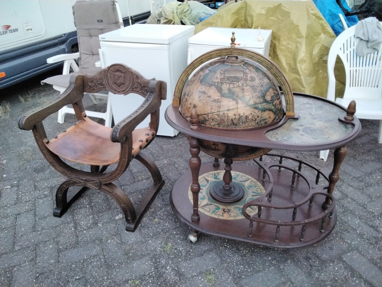Wereld bol bar plus Dagobertarmstoel. Een koop., Ophalen of Verzenden