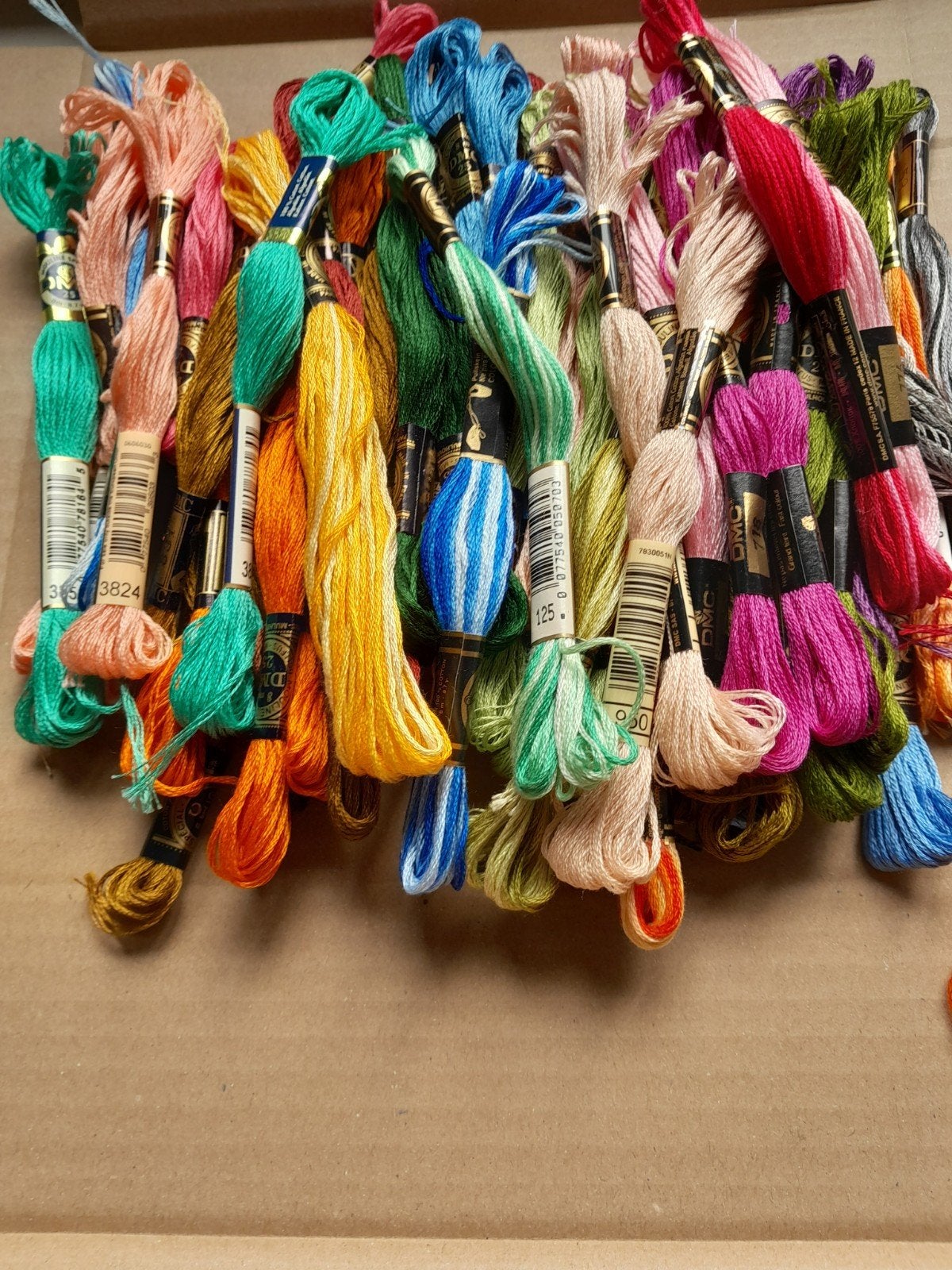 100 strengen DMC borduurgaren diverse kleuren, Ophalen of Verzenden, Nieuw, Borduurgaren of Zijde