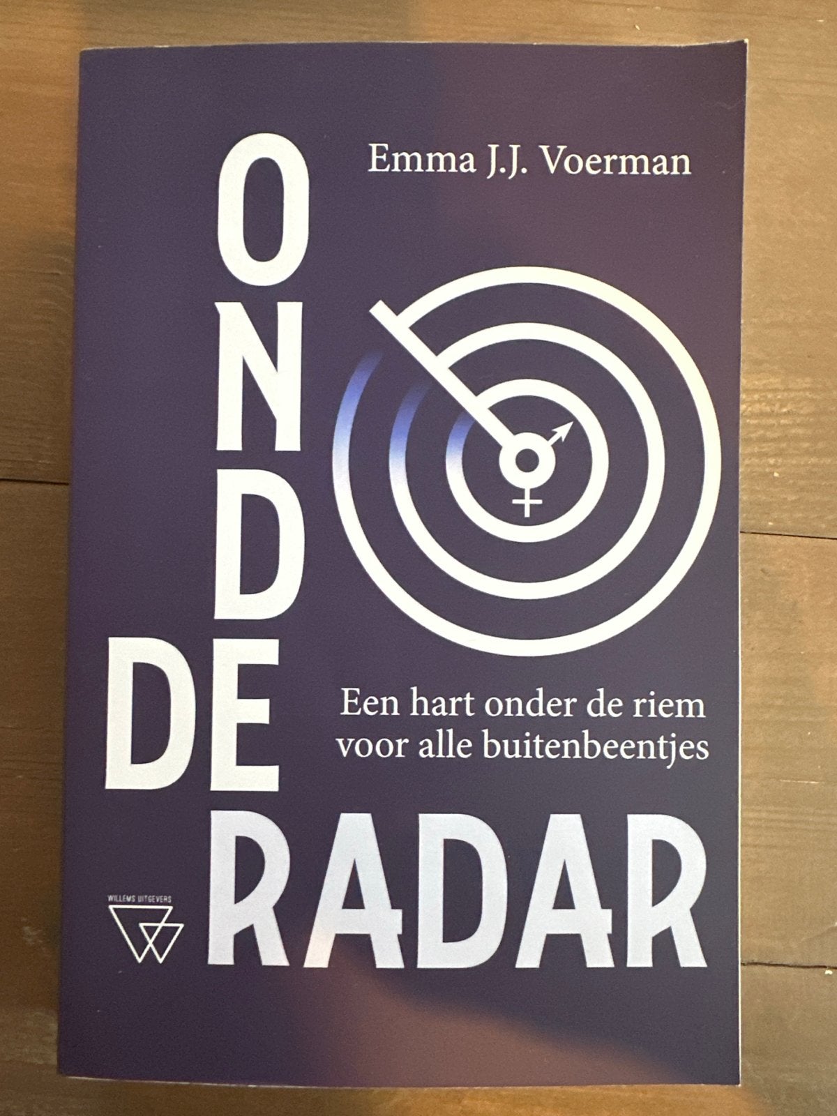 Onder de Radar - Emma J.J. Voerman (Boek), Ophalen of Verzenden, Zo goed als nieuw, Nederland