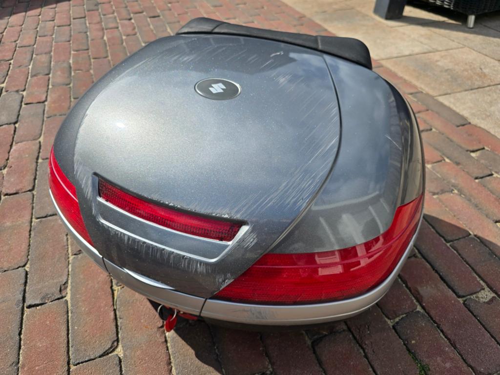 Suzuki Topkoffer (licht beschadigd), Ophalen, Gebruikt