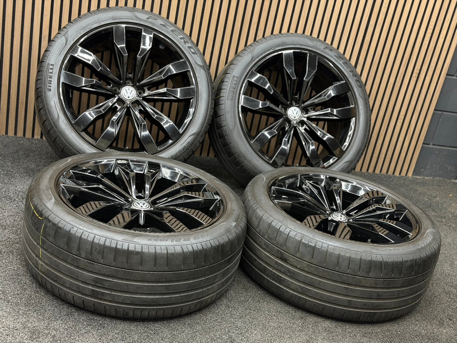 Originele 21 inch VW Touareg Suzuka 5x112 ET31 Pirelli ZOMER, Auto-onderdelen, Ophalen, 285 mm, ., Banden en Velgen