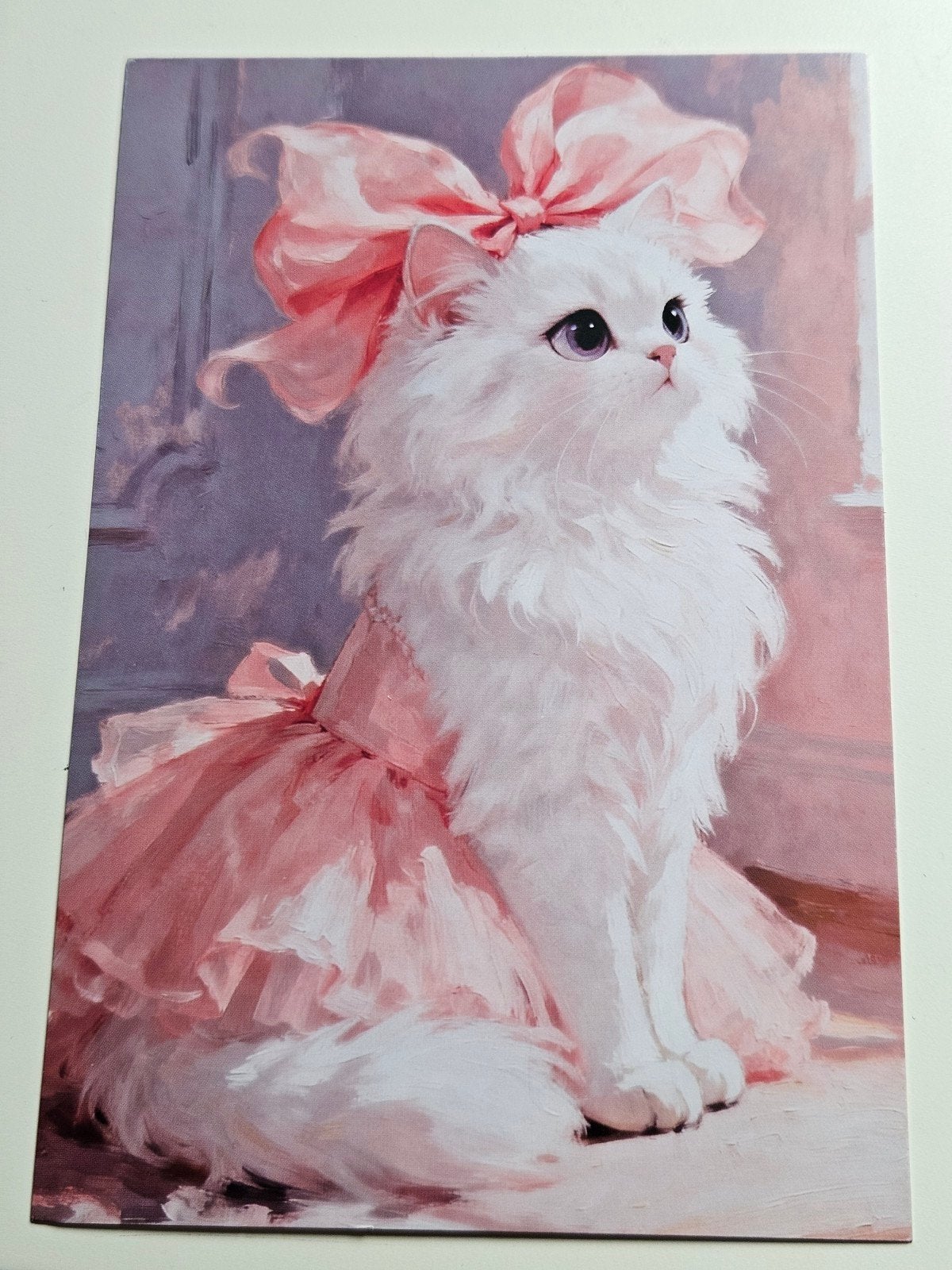 Ansichtkaart: Schattige Witte Kat met Roze Strik en Jurk, Ophalen of Verzenden, 1980 tot heden, Ongelopen, Gelderland
