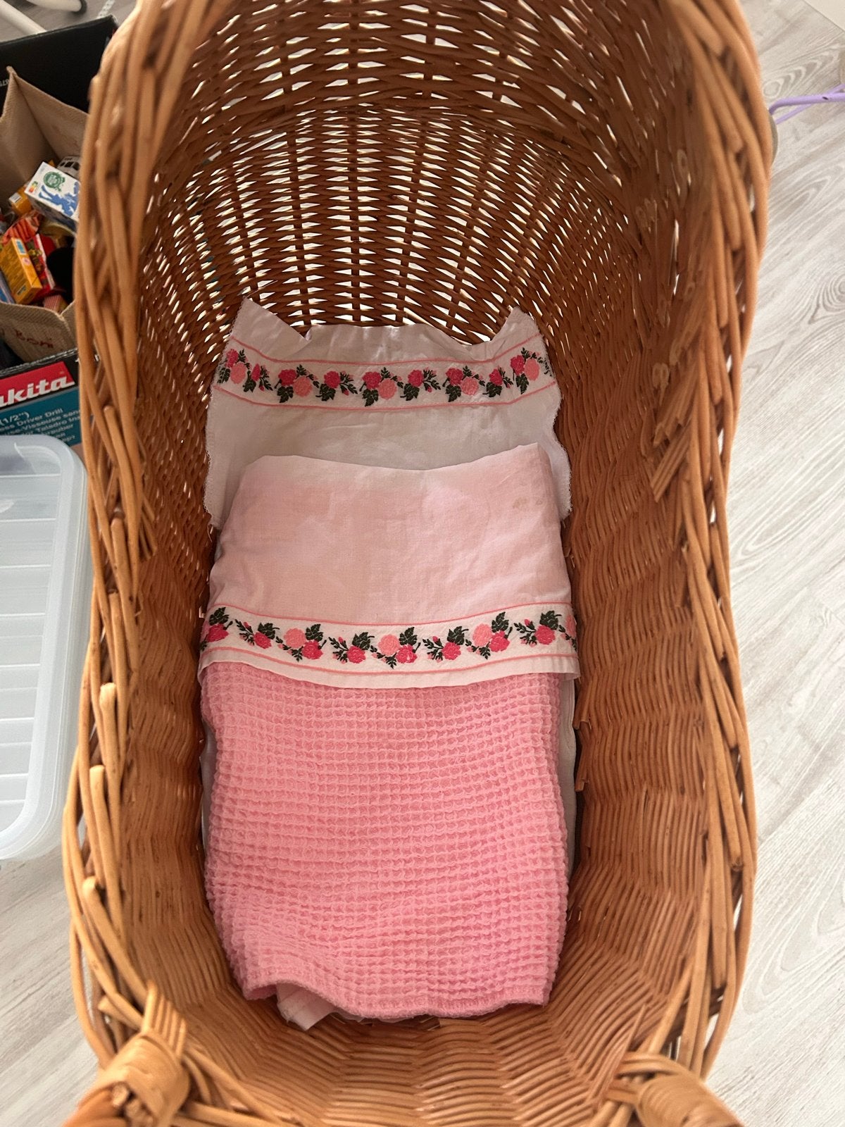 Vintage rieten poppenwagen met roze bekleding, Kinderen en Baby's, Ophalen, Gebruikt, Overige typen