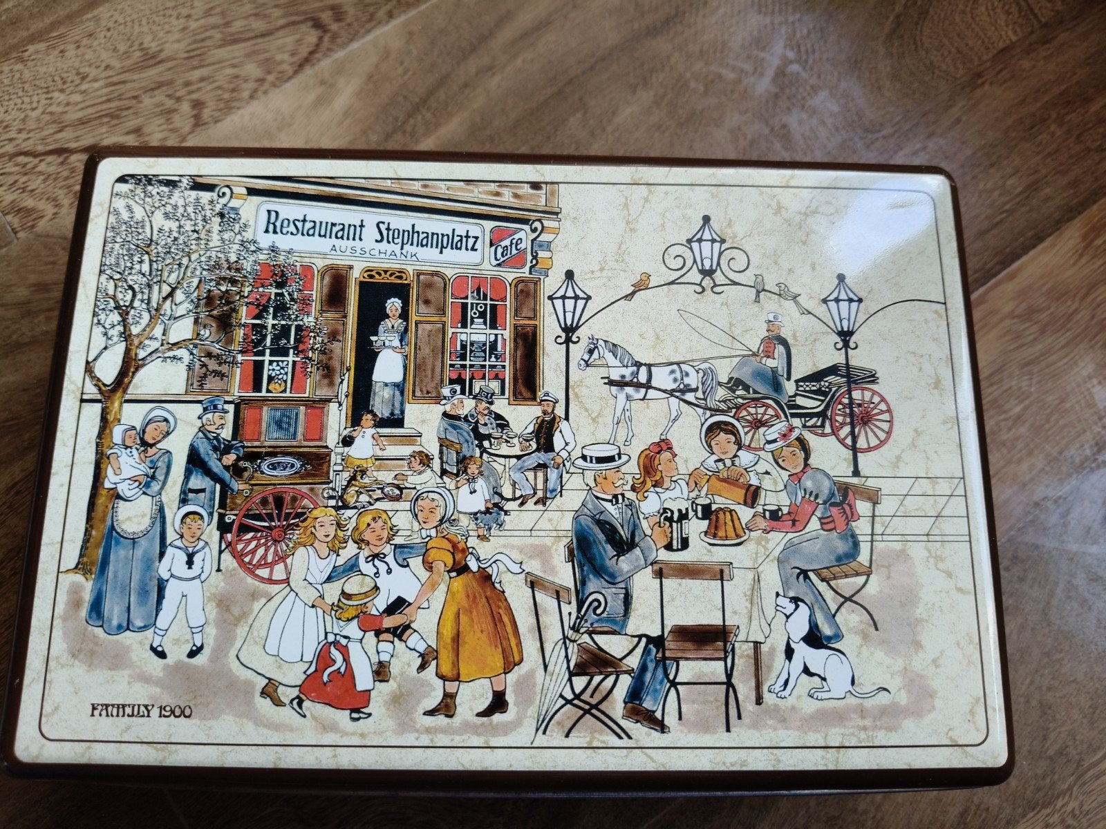 Vintage blikken trommel 'Restaurant Stephanplatz Ausschank', Ophalen of Verzenden, Gebruikt, Koek(jes), Overige merken