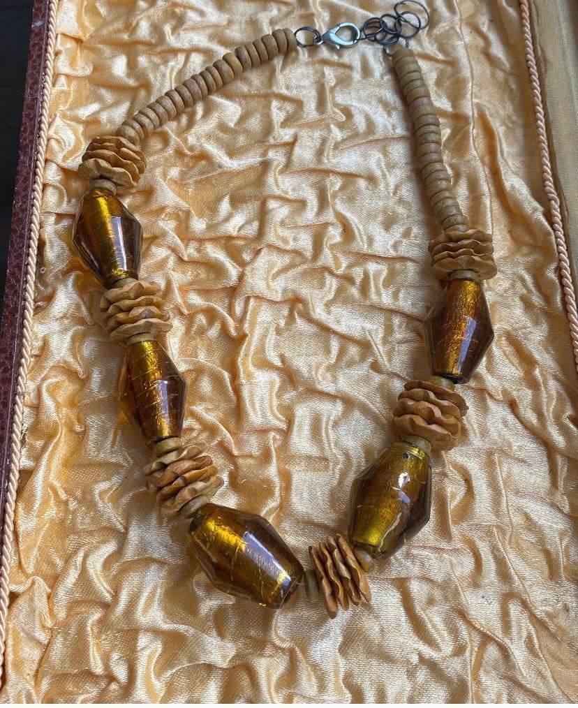 Vintage goud-gele Art glazen & houten kralenketting -48 cm, Sieraden, Tassen en Uiterlijk, Ophalen of Verzenden, Bruin, Overige materialen