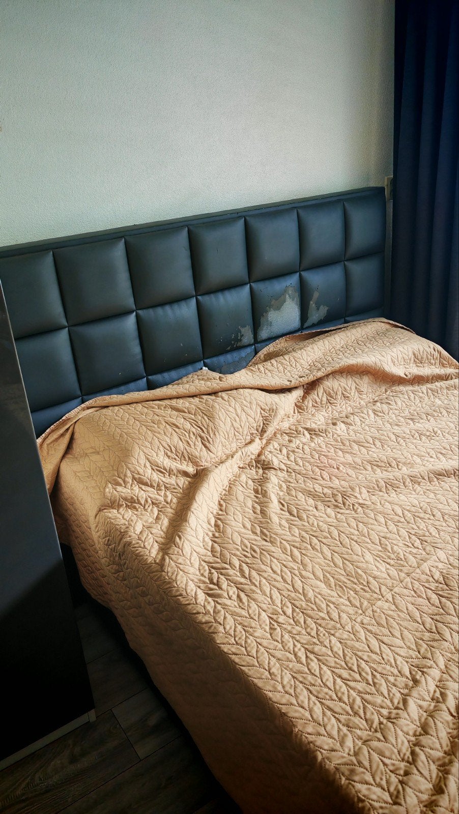 Tweepersoonsbed met TV-lift en beschadigingenigd hoofdeinde, Gebruikt, Zwart, Tweepersoons, 200 cm