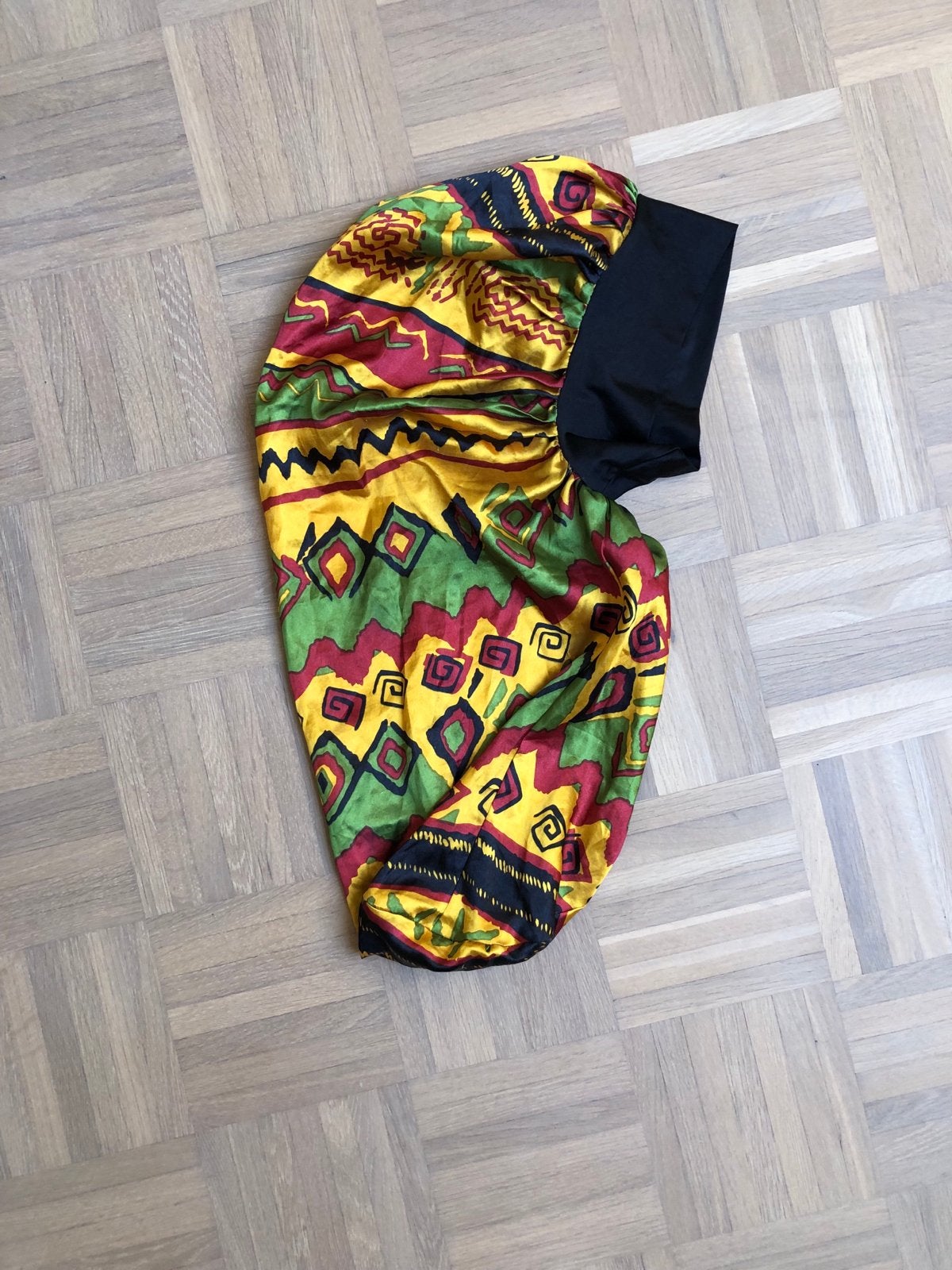 Satijnen slaapmuts/bonnet met Afrikaanse print, Kleding | Dames, Ophalen of Verzenden, Zo goed als nieuw, One size fits all, Hoed