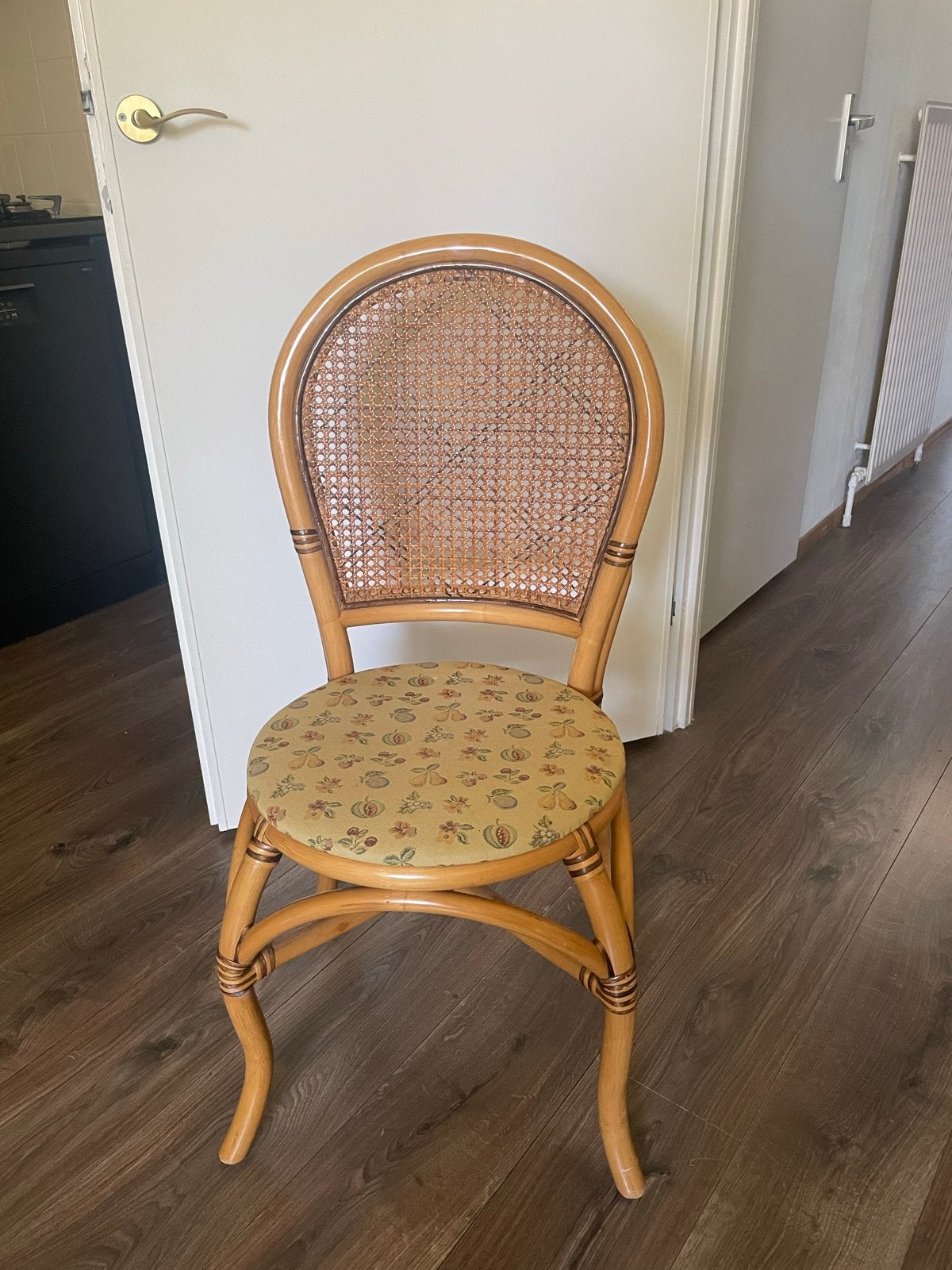 Rotan stoel met fruitprint kussen, Huis en Inrichting, Stoelen, Ophalen, Gebruikt, Overige kleuren, Riet of Rotan