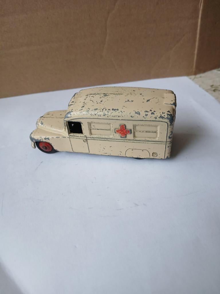 Daimler ambulance creme zonder ramen.  Dinky toys, Ophalen of Verzenden