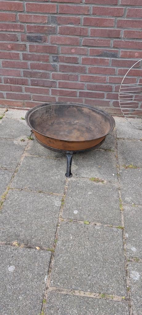 Grote vuurschaal met onderstel en barbecue rek, Ophalen of Verzenden