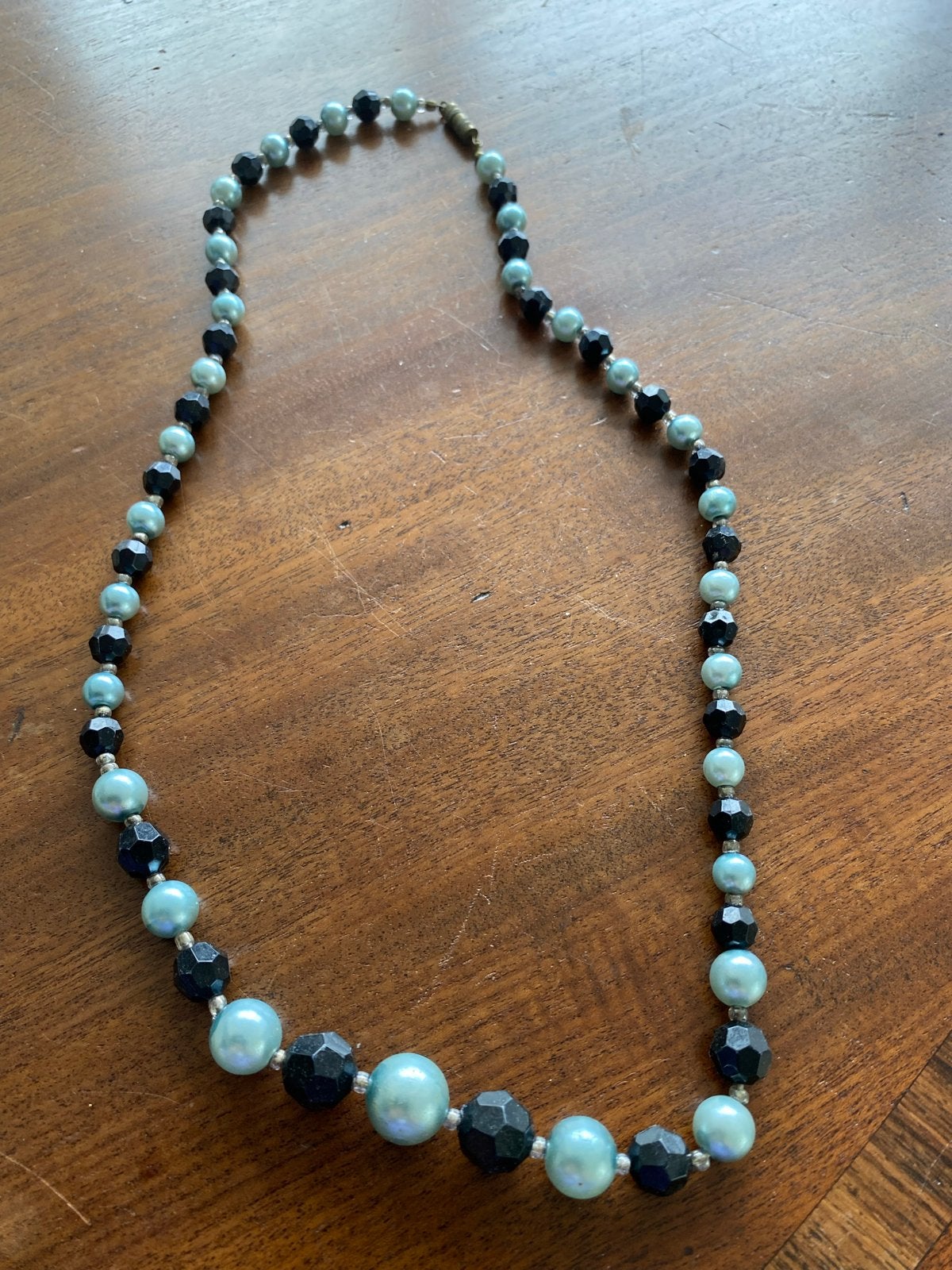 Vintage ketting met blauwe parelmoer en git kralen, Ophalen of Verzenden, Gebruikt, Blauw, Overige materialen