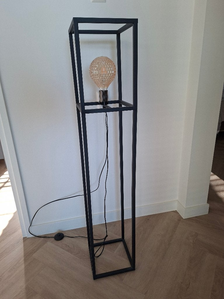 Zwarte metalen schemerlamp, Huis en Inrichting, Lampen | Vloerlampen, Ophalen, 100 tot 150 cm, E27 (groot), Zo goed als nieuw