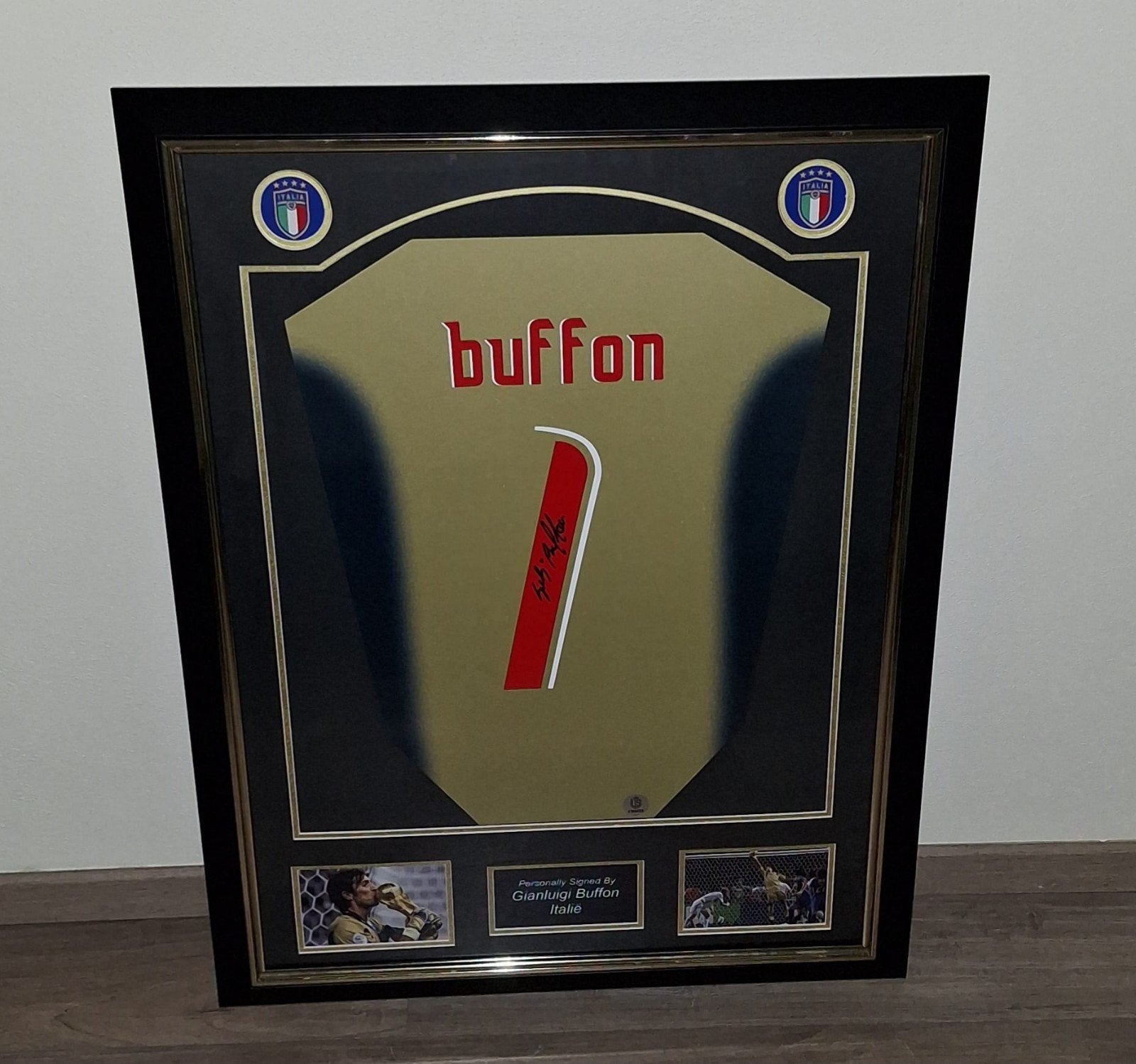 Ingelijst Italië shirt gesigneerd door Buffon met certificaa, Huis en Inrichting, Woonaccessoires | Memoborden, Ophalen of Verzenden